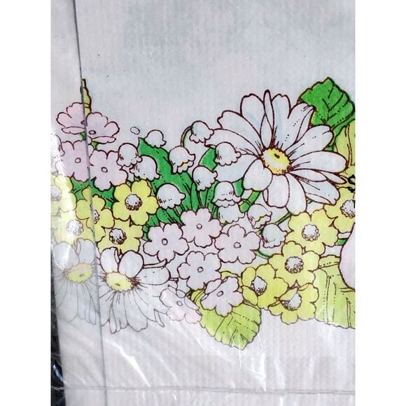 Vintage Crepe Paper Table Cover Flowers 54x102 Sealed NOS - Picture 4 of 8